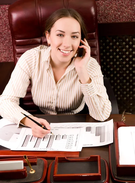 Biznes kobieta w biurze — Zdjęcie stockowe