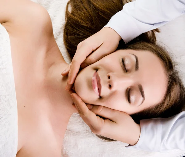 Ženy relaxační wellness salonu — Stock fotografie