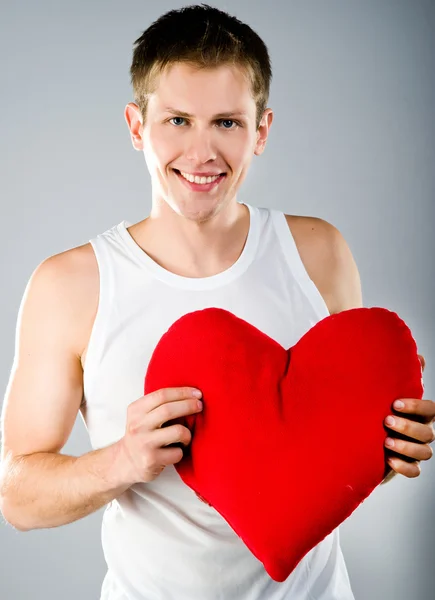 Netter junger Mann mit rotem Herz — Stockfoto