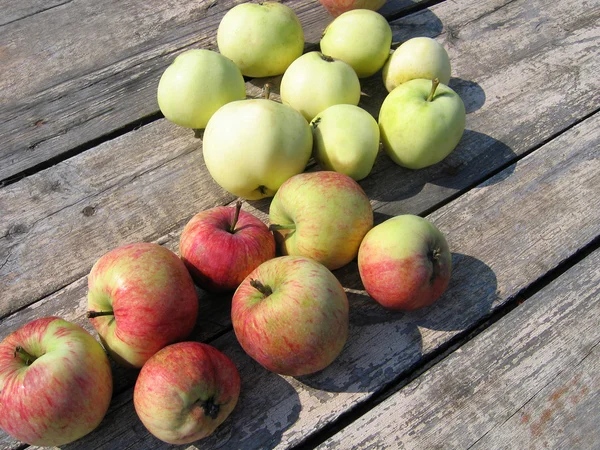 Μήλα σε ξύλινο τραπέζι — Φωτογραφία Αρχείου