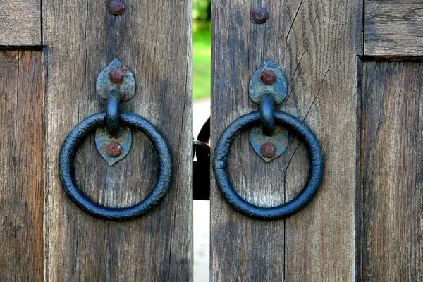 Antico cancello in legno con anelli battente porta — Foto Stock