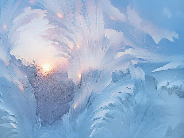 Ijs patronen en zon op winter glas — Stockfoto