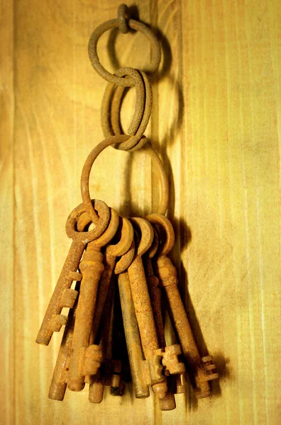 Um monte de chaves velhas. — Fotografia de Stock