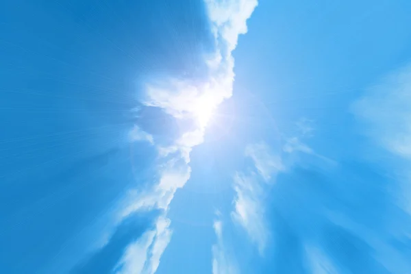 Bulutlar ve güneş ışınları ile gökyüzü arka plan — Stok fotoğraf