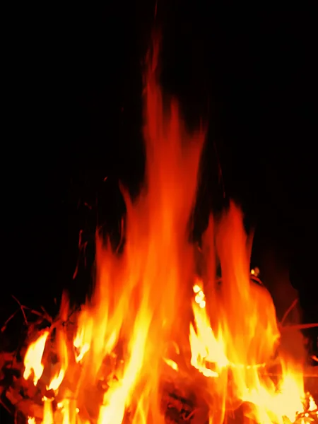 Jasne i gorące ogień na czarny — Zdjęcie stockowe