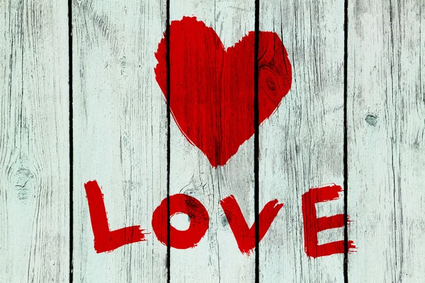 Символ любви на старой деревянной стене — стоковое фото
