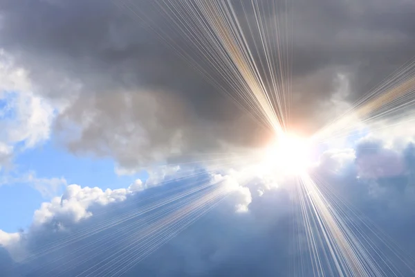 Gri bulutlar ve güneş ışığı — Stok fotoğraf