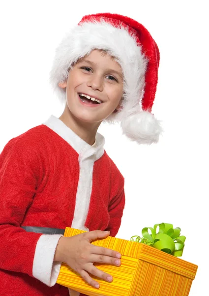 Pojken håller en julklapp — Stockfoto