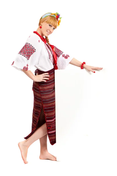 Mujer lleva vestido nacional ucraniano — Foto de Stock