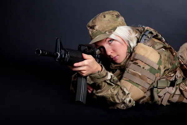 Hermosa chica del ejército con rifle —  Fotos de Stock