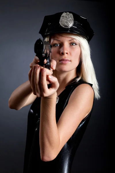 Güzel seksi polis kız tabanca ve kelepçe — Stok fotoğraf