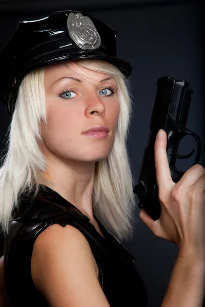 Красивая сексуальная полицейская девушка с пистолетом и наручниками — стоковое фото