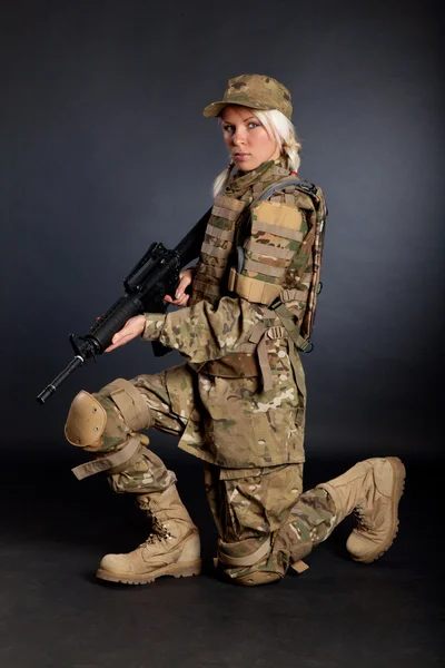 Hermosa chica del ejército con rifle —  Fotos de Stock