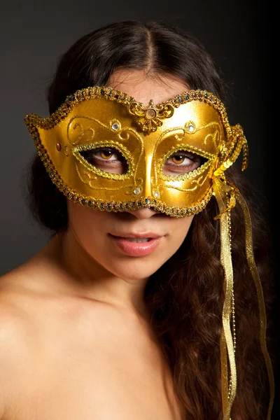 Foto einer jungen Frau mit Maske — Stockfoto