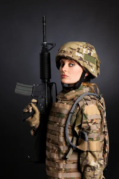 Mooie leger meisje met geweer — Stockfoto