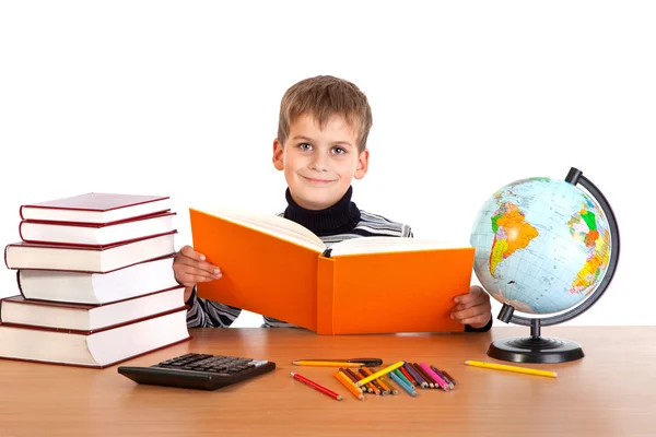 Schattig schooljongen is het lezen van een boek — Stockfoto