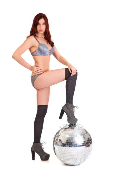 Strana tanečnice na vysokých podpatcích s disco koule — Stock fotografie