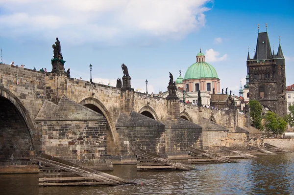 Karlov eller charles bridge i Prag — Stockfoto