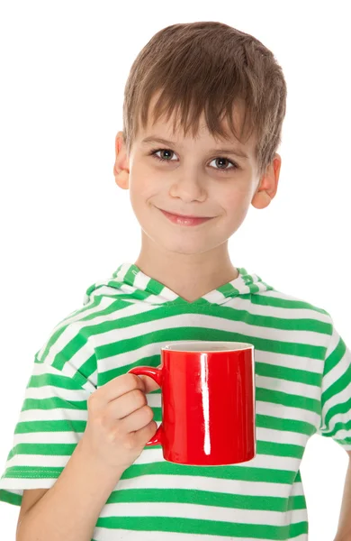 Хлопчик тримає червону чашку — стокове фото
