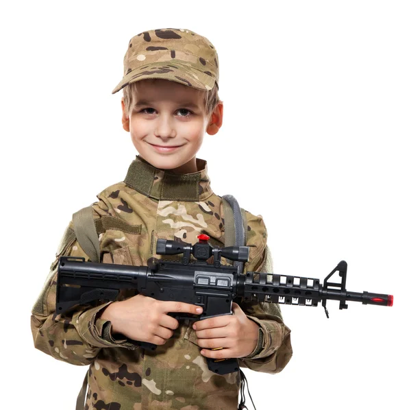Jonge soldaat met geweer — Stockfoto