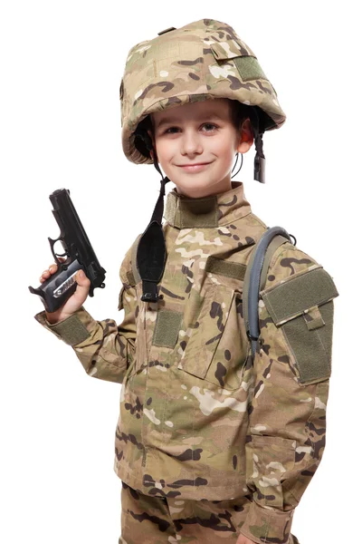 Молодой солдат с пистолетом — стоковое фото