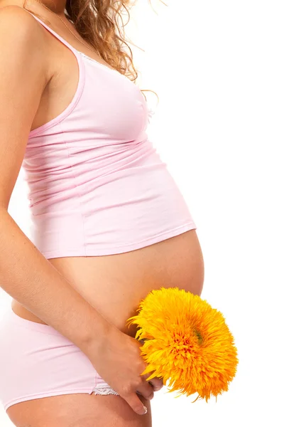 Gravid kvinna smekande magen — Stockfoto