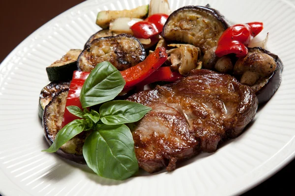 Steak s grilovanou vegatables — Stock fotografie
