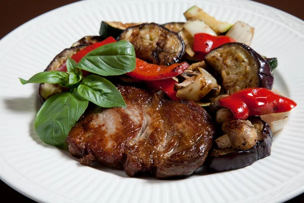 Steak s grilovanou vegatables — Stock fotografie
