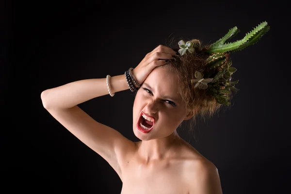 Женщина с кактусом — стоковое фото