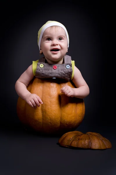 Bebê em abóbora grande — Fotografia de Stock