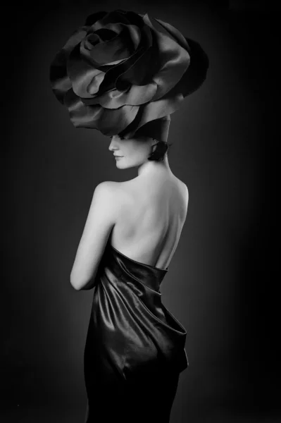 Κορίτσι σε ένα κοστούμι σκούρο τριαντάφυλλα — Φωτογραφία Αρχείου