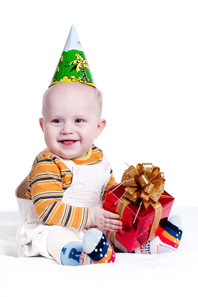 Fröhliches Kind mit einem Geschenk in der Hand — Stockfoto