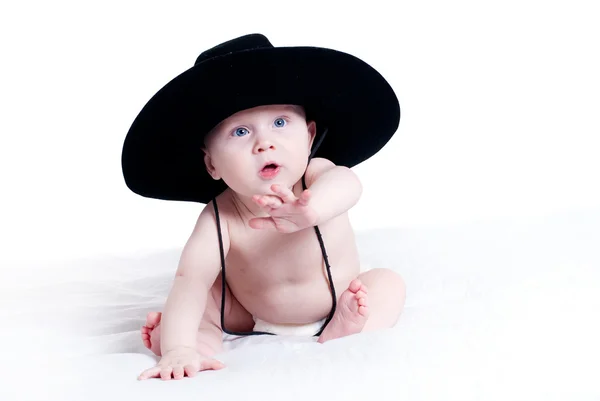 Bébé dans un grand chapeau — Photo