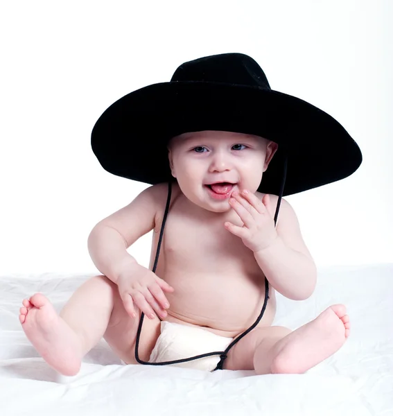 Ребенок в большой шляпе — стоковое фото