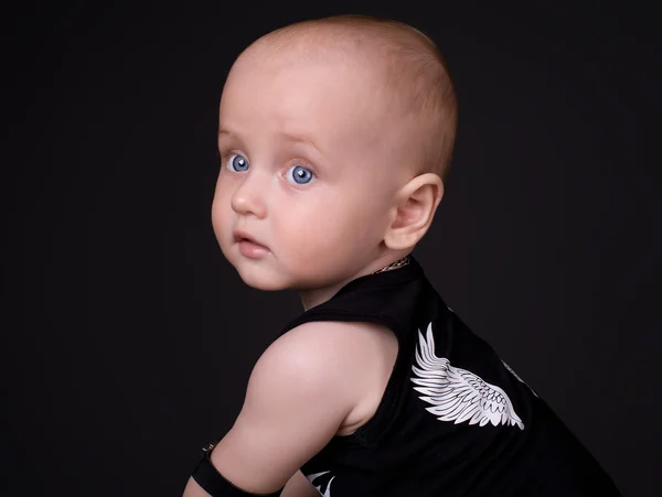 Piękny chłopiec ciemny portret — Zdjęcie stockowe
