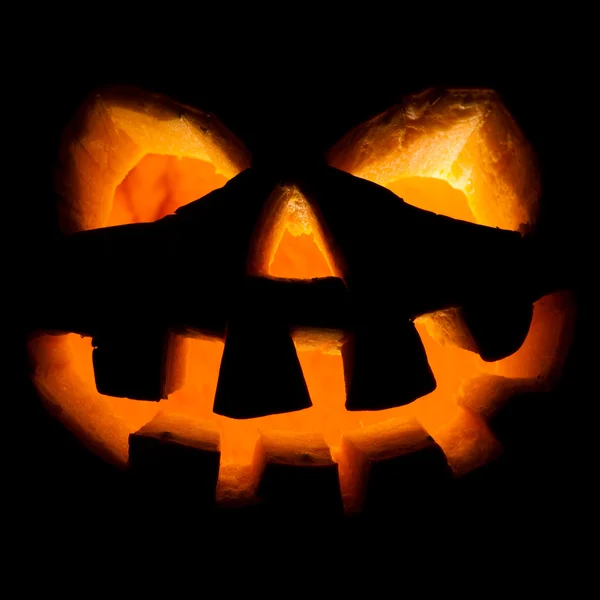 Halloween, vecchio jack-o-lanterna su nero — Foto Stock