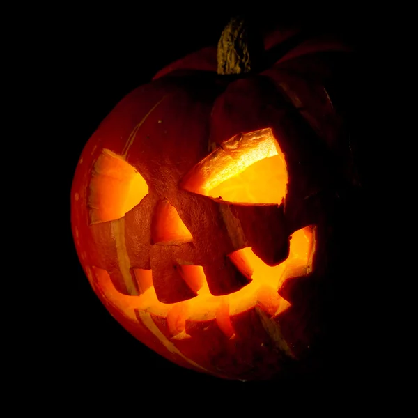 Halloween, starý jack-o lucernou na černém pozadí — Stock fotografie