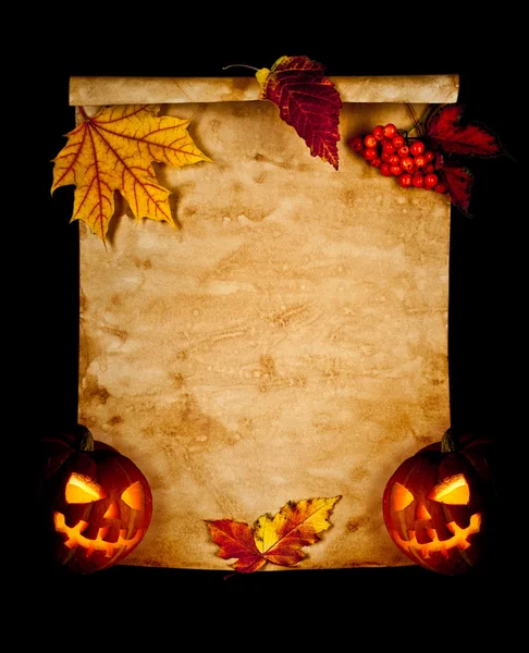 Halloween. Vecchia carta con foglie autunnali e zucca . — Foto Stock