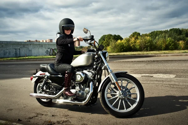 Chica motociclista —  Fotos de Stock