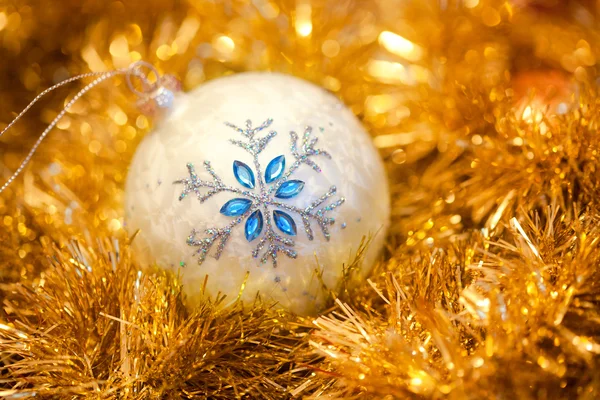 Bola branca com floco de neve — Fotografia de Stock