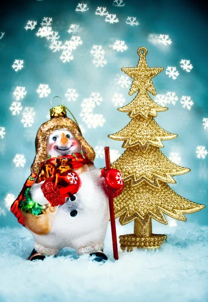 Снеговик с голубым праздничным фоном — стоковое фото
