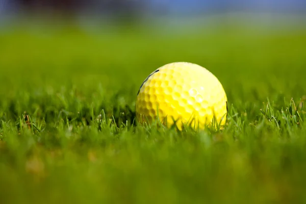 Gul boll för en golf — Stockfoto
