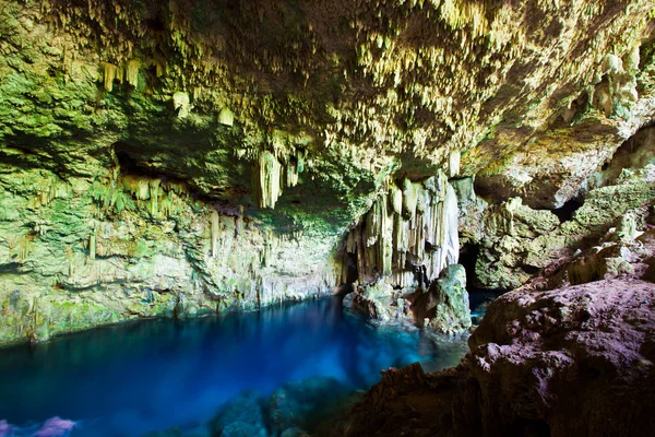Jeskyně s podzemní jezero — Stock fotografie