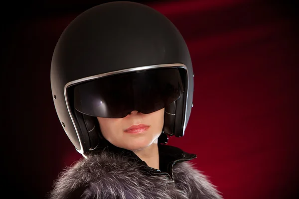 Chica motociclista en un casco — Foto de Stock