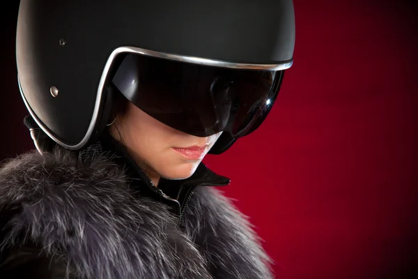 Ragazza motociclista in un casco — Foto Stock