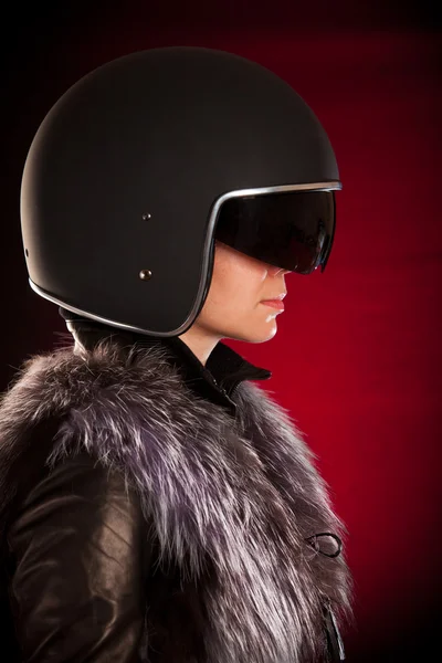 Chica motociclista en un casco — Foto de Stock