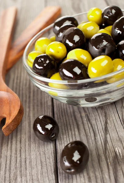 Olives on a wooden table — Stock Photo, Image
