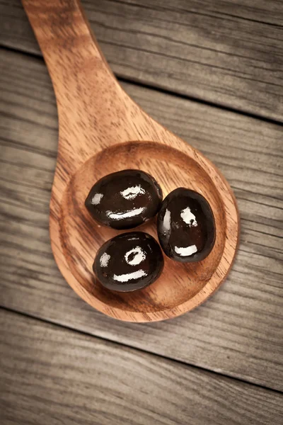 Olives on a wooden table — Stock Photo, Image