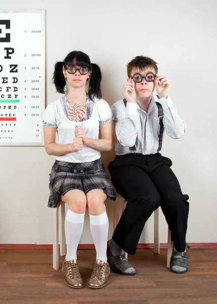 Duas pessoas vestindo óculos em um escritório no médico — Fotografia de Stock