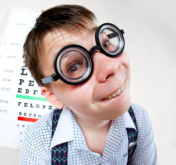 Persona che indossa occhiali in un ufficio dal medico — Foto Stock
